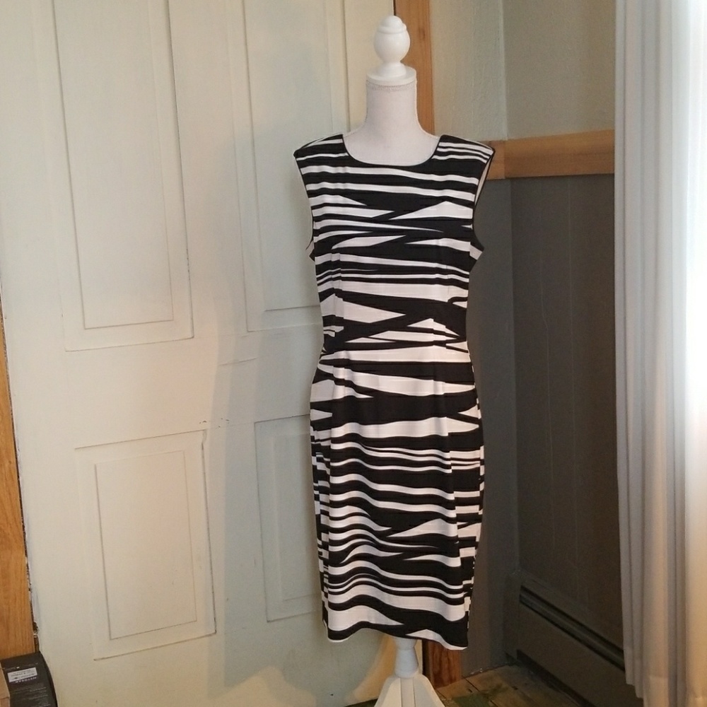 Sleeveless dress in basic black and ivory pattern